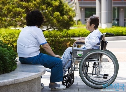 전문성이 요구되는 일부 직업군에서의 자격 검증도 매우 허술하다. 사진은 노인병원의 모습으로 기사와 무관하다. 사진=임준선 기자