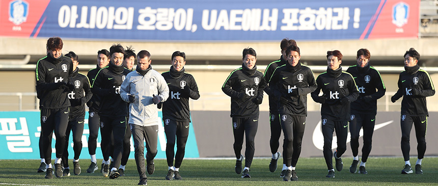 17일 오후 울산종합운동장에서 아시안컵을 앞둔 축구 국가대표팀 선수들이 달리기를 하며 몸을 풀고 있다. 사진=연합뉴스