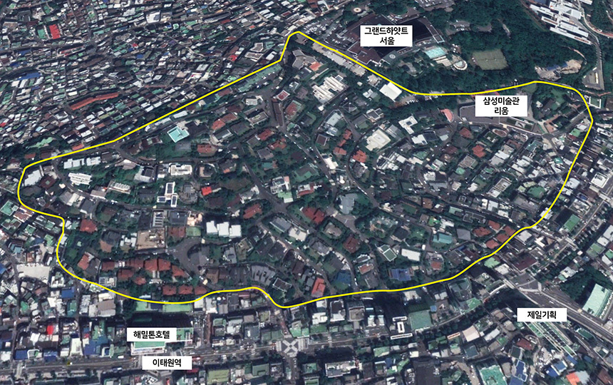 이태원역에서 남산으로 오르는 언덕길인 용산구 한남동, 이태원동 일대(노란 선 안쪽)은 국내 재벌 총수 80여 명이 사는 것으로 확인됐다. 사진=구글 어스