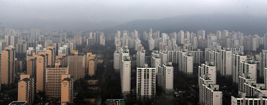 분당 신도시(아래)가 노후화되고 서울 구도심 재개발이 활성화되면서 입지 경쟁력에 더해 상품 경쟁력이 중요해졌다. 위 사진은 반포 래미안 퍼스티지. 사진=연합뉴스