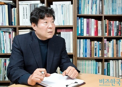 오 본부장은 현재 보험업계의 가장 큰 이슈로 장해보험 보장 문제를 꼽았다. 보험사가 주치의의 최초 장해 판정을 인정하지 않고, 자사가 관리해오던 자문의를 통해 자사에 유리한 판정으로 이끄는 것이 문제라고 말한다. 사진=임준선 기자