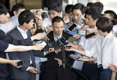 김정주 회장은 진경준 검사장 주식 증여 사건으로 인해 검찰에 소환되는 등 많은 고초를 겪었지만 결국 무죄 판결을 받았다. 2016년 7월 검찰에 출두하는 김 회장. 사진=임준선 기자