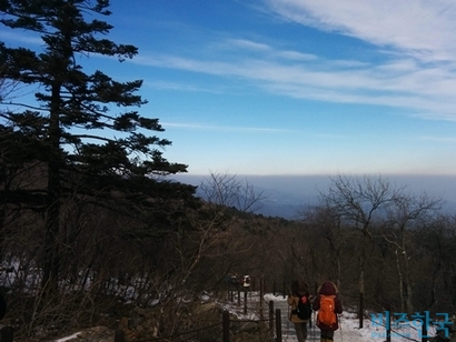 언제까지고 하염없이 바라보고 싶은 정상의 풍경이라도 머무는 것은 잠시다. 정상마루의 매서운 바람이 이제 그만 내려가라 등을 떠민다. 사진=이송이 기자