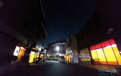 인천에 마지막 남은 성매매 집결지인 ‘옐로하우스’ 골목의 저녁 모습. 사진=이성진 기자