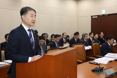 의료인 폭행을 가중처벌하고 의료기관 내 보안 강화를 골자로 한 ‘임세원법’이 잇달아 발의되고 있다. 지난 9일 오전 국회에서 열린 보건복지위원회 전체회의에서 현안보고를 하는 박능후 보건복지부 장관. 사진=박은숙 기자