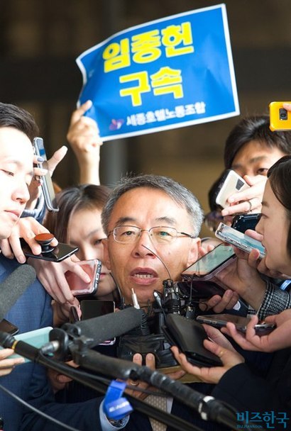 양승태 사법부 시절 ‘사법농단’ 의혹의 핵심인물로 꼽히는 임종헌 전 법원행정처 차장이 지난 15일 오전 서울 서초구 서울중앙지방검찰청에 피의자 신분으로 출석하고 있다. 사진=박정훈 기자