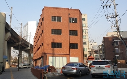 블루보틀 국내 1호점이 들어설 서울 성동구 성수동1가 건물. 사진=유시혁 기자