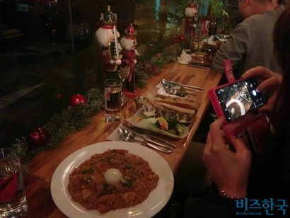 샤로수길에서는 절대적 맛보다는 거리의 소박하고 뉴트로적인 느낌을 즐기면서 맛을 보태는 식이다. 주벤쿠바의 잠발라야와 쿠바 샌드위치. 사진=이송이 기자