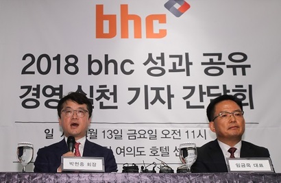 박현종 BHC 회장(왼쪽)이 지난해 4월 BHC 성과공유경영 기자간담회를 갖고 200억 원 규모의 나눔 경영 계획을 발표하고 있다. BHC는 갑질 논란이 일자 가맹점주와의 상생 협의에 나선 바 있다. 사진=연합뉴스