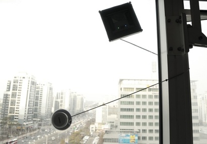 세이프티 장치와 케이블로 연결되어 바깥 창문을 닦는 모습은 ‘미션임파서블4’​에서 톰 크루즈가 부르즈 칼리파의 창에 매달린 모습을 보는 듯한 긴장감을 안겨주었다. 사진=김정철 제공