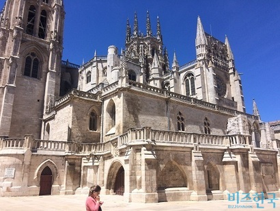 부르고스의 산타마리아 대성당. 스페인에서 3번째로 큰 성당이다. 총 공사 시간이 300년이 넘는다. 1221년에 공사를 시작해 1567년에 완공됐다. 넋 놓고 보게 될 정도로 아름답다. 사진=박현광 기자