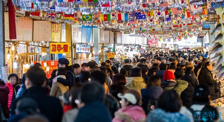 지난해 생산과 투자는 약화된 반면 소비는 7년 만에 최대 폭으로 늘어나면서 여러 비판에도 소득주도 성장을 밀어붙인 정부와 여당이 한시름을 덜어낸 모습이다. 설 연휴를 일주일 앞둔 지난 1월 26일 오후 서울 종로구 광장시장이 인파로 북적이는 모습으로 기사의 특정 내용과 관련없다. 사진=최준필 기자