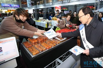 지난해 소비 증가에 대해 이해찬 더불어민주당 대표(오른쪽)는 “최저임금 효과가 부분적으로 나타나는 것 아닌가 한다”고 말했다. 이해찬 대표 등 여당 지도부가 1일 오전 서울 용산역에서 설 귀성객들을 배웅하고 있다. 사진=박정훈 기자