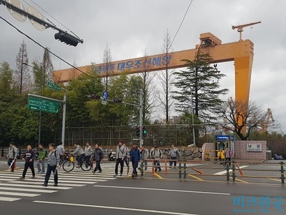 지난해 3월 퇴근 시간이 되자 직원들이 남문을 나서고 있는 모습. 지난 3년간 대우조선 정규직만 3000명이 정리해고 됐다. 인수·합병 소식은 추가 구조조정 불안감을 높이고 있다. 사진=박현광 기자