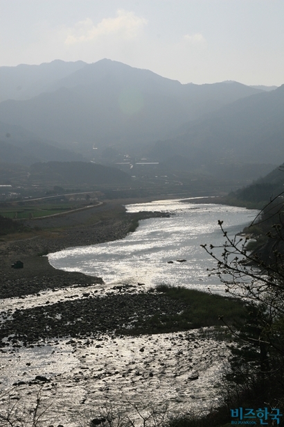 숲보다 네온사인이 더 익숙한 도시인이 산촌길을 묵묵히 걷는다. 그렇게 걷고 걷고 또 걷다보면 다시 도시로 돌아갈 엄두가 나지 않을 만큼 산촌의 무던한 시간이 몸에 밴다. 사진=이송이 기자