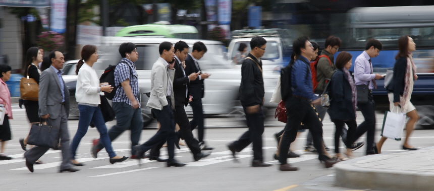 내 집 마련에 있어 가장 중요한 키포인트는 일자리와의 접근성이다. 서울 광화문 출근길 직장인 모습으로 기사의 특정 내용과 관련 없다. 사진=연합뉴스