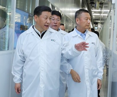 중국은 한국·일본과의 반도체 기술 격차를 좁히기 위해 지난해부터 국내외 반도제 장비·설비 제조사에 대한 적극적인 M&A를 펼쳐왔다. 반도체 회사를 방문한 시진핑 주석. 사진=연합뉴스