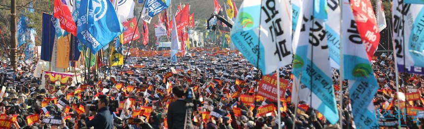 혹자는 ‘택시기사 먹고 사는 문제까지 신경 써야 하느냐’고 물을 수 있다. 그러나 택시운송사업은 국가가 관리하는 면허제다. 즉 누구나 자유롭게 뛰어들 수 있는 분야가 아니라 국가가 관리하고 통제하는 시스템이라는 것이다. 지난해 12월 택시 업계의 대규모 집회 모습. 사진=박은숙 기자