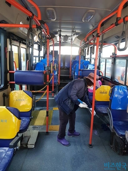 지난 26일 천안시 신부동 시내버스 회차지에서 청소노동자 박 아무개 씨가 버스 내부를 닦고 있다. 사진=차형조 기자