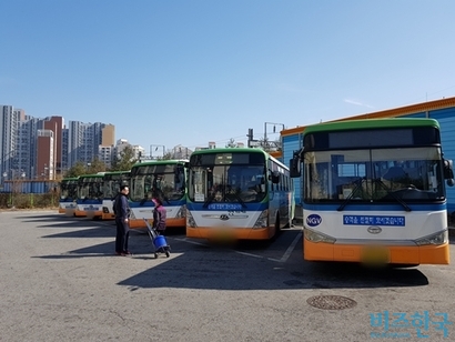 천안시 쌍용2동 시내버스 회차지에서 청소노동자가 버스 운전기사와 대화하는 모습. 사진=차형조 기자