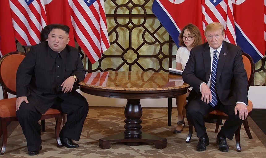 제2차 북미정상회담 이튿날인 28일(현지시각) 도널드 트럼프 미국 대통령(오른쪽)과 김정은 북한 국무위원장이 베트남 하노이에서 회담 도중 심각한 표정을 하고 있다. 회담은 결국 아무런 성과 없이 끝났다. 사진=연합뉴스