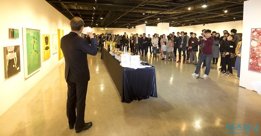 ‘2019 한국미술응원프로젝트전’​ 개막식이 4일 열렸다. 신상철 일요신문 대표이사 부회장이 환영사를 하고 있다. 사진=이종현 기자