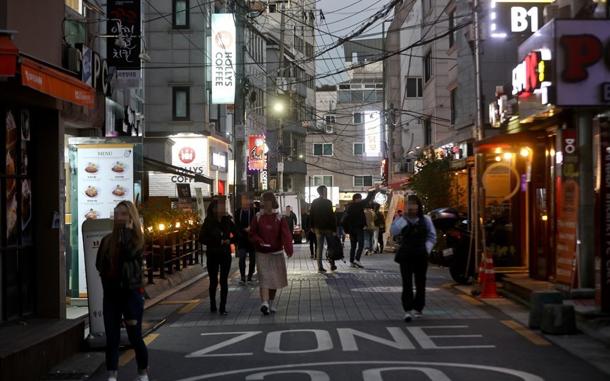 2000년대 초반까지 도시계획 변경 외에는 유동인구가 크게 변하지 않았다. 2000년대 후반부터 비즈니스 자체의 힘으로 유동인구를 불러모으는 능력이 생겼다. 그러나 건물주들이 유동인구에 따른 임대료를 적용하면서 이 상권들은 몇 년 가지 않아 쇠락하게 됐다. 서울의 한 골목길 풍경으로 기사의 특정 내용과 관련없다. 사진=고성준 기자