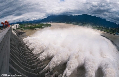 가장 물살이 센 제3협곡 서릉협에서 웅장한 물줄기를 쏟아내는 장강삼협댐. 사진=하이썬투어 제공