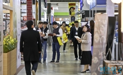 방문객들이 프랜차이즈 부스를 둘러보고 있는 모습. 사진=고성준 기자