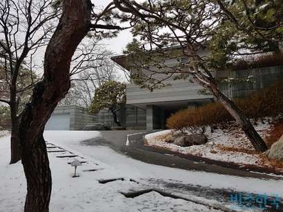 용인시 기흥구 동백동 고 허영섭 전 GC녹십자홀딩스 회장이 머물렀던 자택. 공시지가만 10억 원이 넘는 이 집은 허 전 회장이 작고한 지 10년이 지난 지금까지도 상속되지 않은 것으로 확인됐다. 사진=박현광 기자