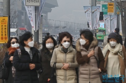 미세먼지 대비 용품을 사야 하는 국내 소비자들의 반발이 거세다. 사진=고성준 기자