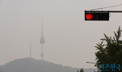 미세먼지를 단기간에 해결하기는 어렵다는 의견이 지배적이다. 따라서 현재 미세먼지 대비 용품 탓에 경제적 비용 부담으로 고통받는 이들을 위한 실질적인 대책이 필요하다는 목소리가 나온다. 사진=최준필 기자