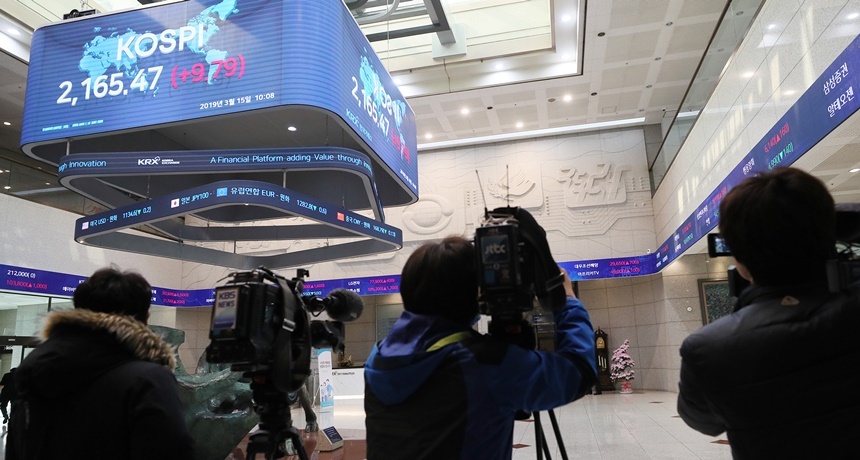 지난 15일 삼성바이오로직스 분식회계 의혹을 수사하는 검찰이 한국거래소를 압수수색했다. 이날 오전 서울 여의도 한국거래소에서 압수수색을 취재하는 기자들 모습. 사진=연합뉴스