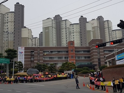 26일 열린 집회에는 한국화원협회, 광주화훼유통협동조합, 광주난도매인연합회 등 22개 단체로 구성된 광주전남화훼인협의회 120여 명이 참석했다.​ ​