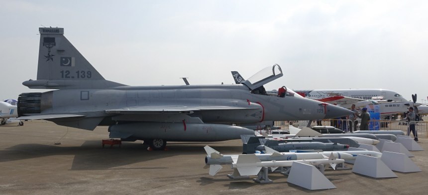 국내 언론에서 말레이시아 공군의 경전투기 사업의 다크호스로 주목 받는 JF-17 전투기는, 기체 가격은 싼 것으로 알려져 있지만 공동 개발국인 중국은 사용하지 않는 것으로 알려져 있다. 사진=김대영 제공