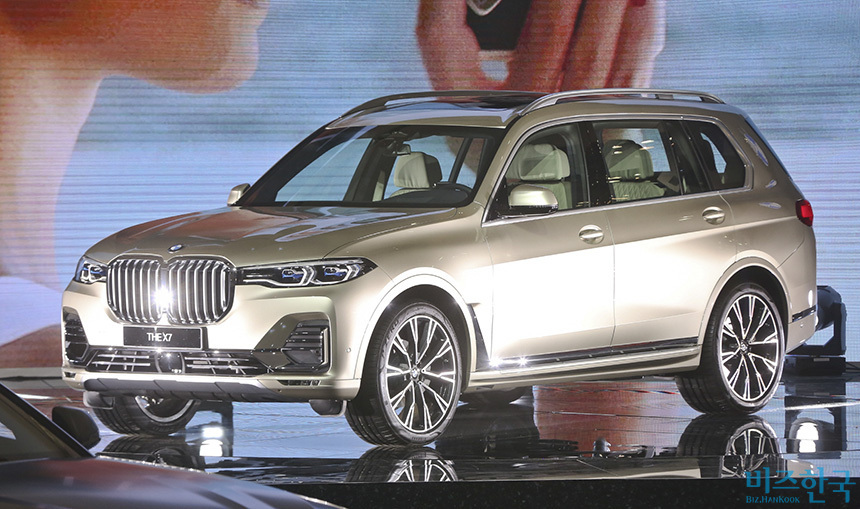 BMW의 SUV 라인업 중 가장 큰 X7이 국내 최초로 공개됐다. 사진=고성준 기자