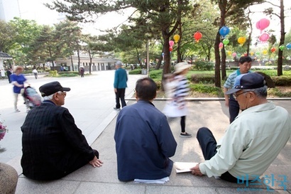 치매노인 공공후견제도를 필요로 하는 고령의 치매 환자들은 늘어날 수 있다. 탑골공원의 모습으로 기사의 특정 내용과 관련없다. 사진=박정훈 기자