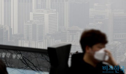 지난 3월 5일 서울 남산에서 바라본 서울 도심이 미세먼지 영향으로 뿌옇다. 사진=고성준 기자