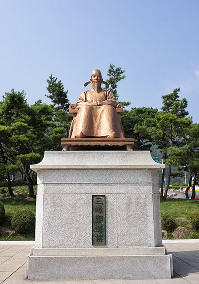 도담삼봉이 잘 보이는 강변에 있는 정도전의 동상. 그가 도담삼봉을 사랑해 호를 ‘삼봉’으로 지었다는 얘기는 근거가 빈약하다. 사진=구완회 제공