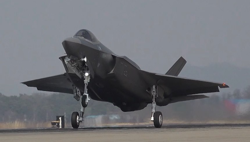 F-35A 라이트닝II(Lightning II). 한국 공군이 도입할 40기의 F-35A 중 5번째와 6번째 기체로, 한국 공군이 처음으로 품에 안은 스텔스 전투기다. 사진=방위사업청