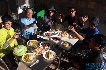 한국 사람들이 모여 한국 음식 아닌 한국 음식으로 저녁을 근사하게 차렸다. 사진=박현광 기자