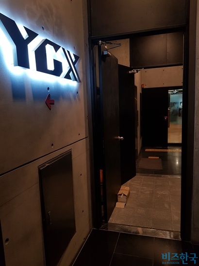 S 빌딩 4층 YGX 사무실에서 K 빌딩으로 이어지는 연결통로 모습. 사진=차형조 기자