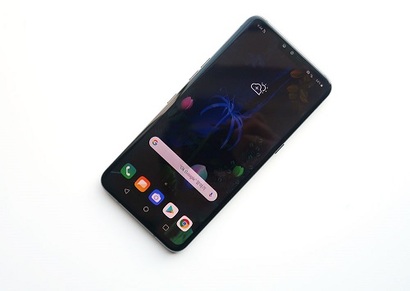 LG G8 씽큐와 거의 차이가 없는 디자인이다. 상당히 깔끔하고 미니멀하다. 사진=김정철 제공