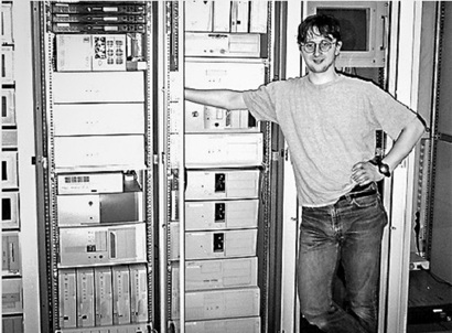 1999년 창업 당시 최초로 만든 서버 랙 앞에 선 옥타브 클라브 CEO. 사진=OVH 홈페이지