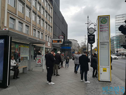 한 정류장에서 사람들이 버스를 기다리고 있다. 버스 등이 운행하지 않아 불편을 겪는 상황에서도 시민들은 불평이나 비난보다는 그들의 입장을 이해하며 불편을 감수한다. 사진=박진영 제공