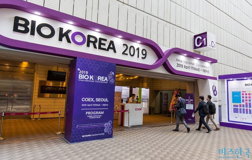 ‘바이오코리아 2019’가 서울 강남구 코엑스에서 17일 개막했다. 행사에 참가한 제약·바이오 기업들은 환자 맞춤형 서비스에 주력하고 있다고 입을 모았다. 사진=최준필 기자