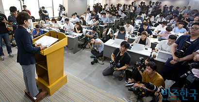 2017년 8월 2일 국토교통부 장관이 서울 종로구 정부서울청사에서 ‘주택시장 안정화 방안’을 발표하고 있다. 사진=임준선 기자