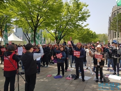 빈곤사회연대, 빈민해방실천연대(전국철거민연합, 민주노점상전국연합) 등 20개 단체가 공동 주최한 이번 ‘강제철거 중단! 재건축 세입자 대책 촉구 결의대회’에는 경찰 추산 300여 명(주최 측 추산 400여 명)이 모였다. 사진=차형조 기자