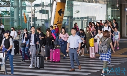 1년에 한국에 들어오는 외국인 관광객의 수는 약 1500만 명. 이 중 30%는 중국인이다. 인천공항 입국장 앞 모습으로 기사의 특정 내용과 관련없다. 사진=임준선 기자