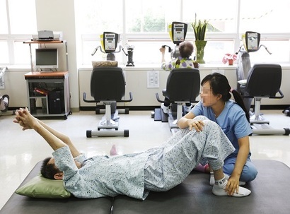 인구 고령화가 빠르게 진행되는 만큼 보건 및 의료 분야에서의 수요가 꾸준히 높다. 서울의 한 노인병원에서 환자를 돌보고 있는 모습. 사진=임준선 기자